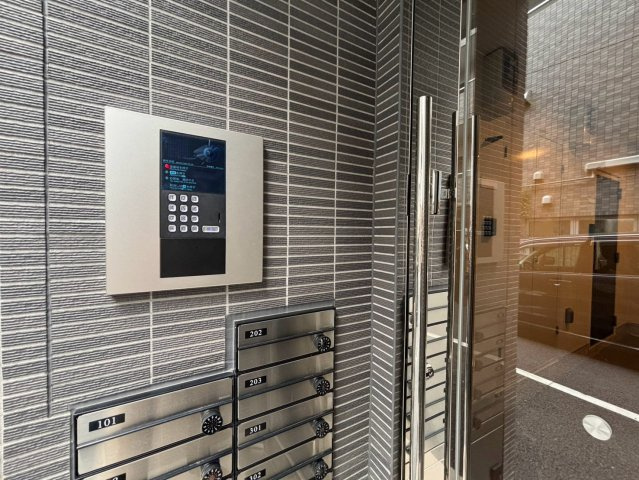 府中市美好町３丁目のアパートのエントランス
