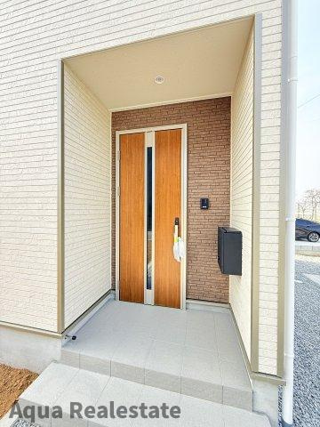 仲多度郡多度津町大字三井の新築一戸建の玄関|収納もある玄関です