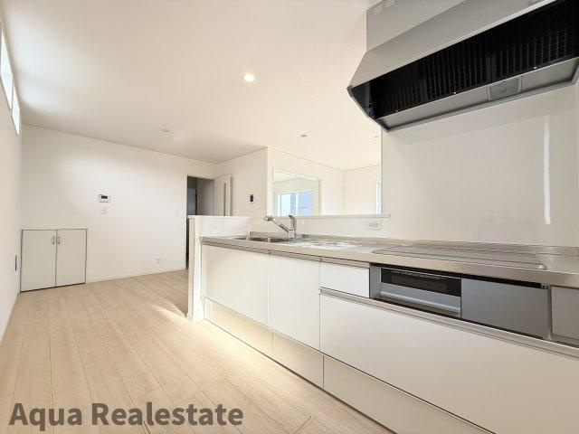 仲多度郡多度津町大字三井の新築一戸建の居間・リビング|お料理しやすいキッチンです