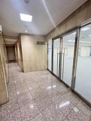 ニチワビルのロビー