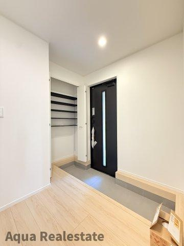 仲多度郡多度津町大字三井の新築一戸建の玄関|明るい玄関です