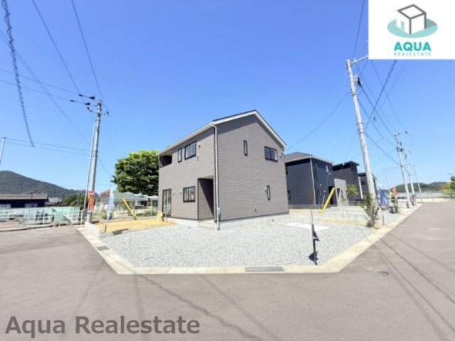 仲多度郡多度津町大字三井の新築一戸建の玄関|明るい玄関です
