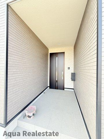 仲多度郡多度津町大字三井の新築一戸建の玄関|明るい玄関です