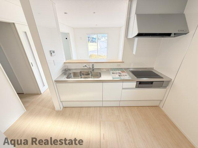 仲多度郡多度津町大字三井の新築一戸建の居間・リビング|きれいなキッチンです