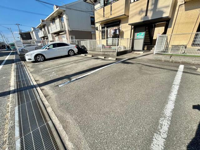 ハイカムールエレガンスの駐車場