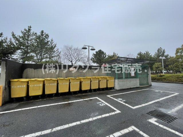 リバティパーク枚方F棟の現況写真|敷地内ゴミステーション
■物件内覧・資金計画相談・住宅ローン相談、リフォーム相談、お問合せ受付中■
※当日・翌日のご内覧、ご相談はお電話でのお問合せがスムーズです！