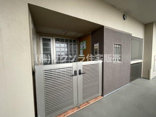 リバティパーク枚方F棟の玄関|ポーチ付き
■物件内覧・資金計画相談・住宅ローン相談、リフォーム相談、お問合せ受付中■
※当日・翌日のご内覧、ご相談はお電話でのお問合せがスムーズです！