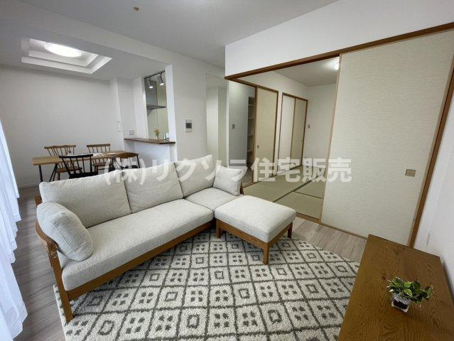 リバティパーク枚方F棟の居間・リビング|LDK14.2帖
■物件内覧・資金計画相談・住宅ローン相談、リフォーム相談、お問合せ受付中■
※当日・翌日のご内覧、ご相談はお電話でのお問合せがスムーズです！