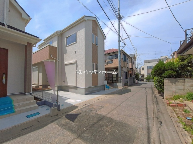 越谷市千間台東3丁目　新築一戸建て　A号棟の前面道路含む現地写真