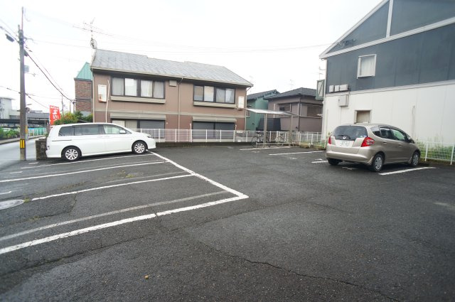 メゾン法蓮Ａの駐車場