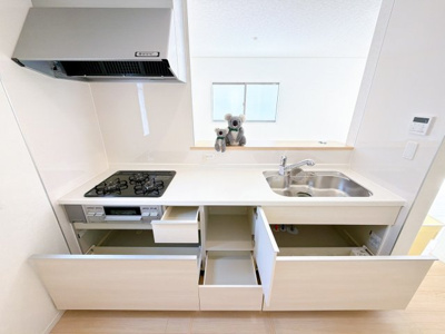 【キッチン】 | 高崎市吉井町吉井川　新築住宅 | 広々としたシステムキッチン。
収納たっぷりで調理器具も調味料もまとめて収納できます。