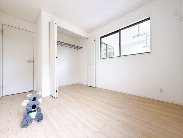 【洋室】 | 高崎市吉井町吉井川　新築住宅 | 広さはお子様の勉強部屋にも適した広さ！
勉強机や本棚などの家具を置いてもフリースペースも確保できます。