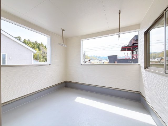 【バルコニー】 | 高崎市吉井町吉井川　新築住宅 | お日さまがほほえむバルコニー。気持ち良い風と青く広がる空。思わず深呼吸したくなる。