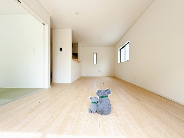 【居間・リビング】 | 高崎市吉井町吉井川　新築住宅 | 家族が自然と集まるリビング・ダイニング明るい光が差し込み、笑顔があふれる心地よい空間です。