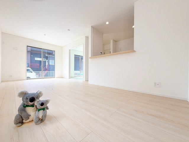 【居間・リビング】 | 高崎市吉井町吉井川　新築住宅 | 窓からのあたたかい光をあびながらの朝食。今日も一日がんばれそう！と思えるリビング。