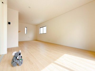 【居間・リビング】 | 高崎市吉井町吉井川　新築住宅 | 家族が自然と集まるリビング・ダイニング明るい光が差し込み、笑顔があふれる心地よい空間です。
