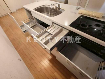 【キッチン】 | シークレットプラザ東六郷 | コンパクトなキッチンで掃除もラクラク