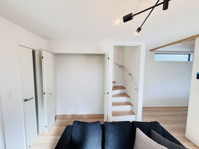 三郷市鷹野５丁目新築戸建【鷹野小学校：8分】の居間・リビング|家族の顔が見えるリビングイン階段・リビング収納スペース