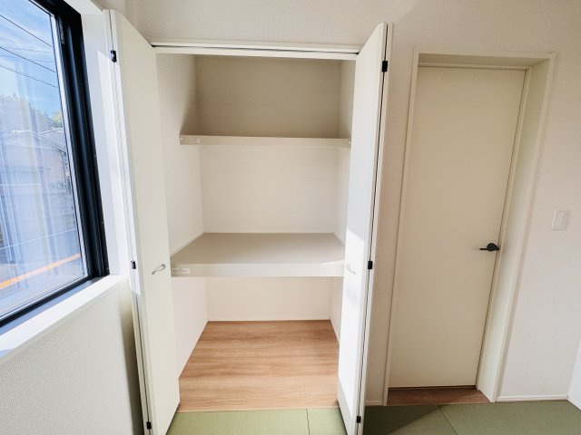 三郷市鷹野５丁目新築戸建【鷹野小学校：8分】の収納|3帖洋風和室収納