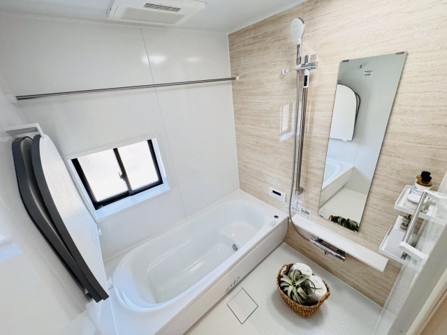 三郷市鷹野５丁目新築戸建【鷹野小学校：8分】の浴室|手元で水流切り替えシャワーヘッド・足を伸ばせる広々浴槽で毎日リラックス♪