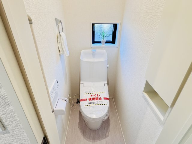 三郷市鷹野５丁目新築戸建【鷹野小学校：8分】のトイレ|温水洗浄暖房便座つきトイレ