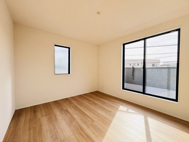 三郷市鷹野５丁目新築戸建【鷹野小学校：8分】の寝室|7.5帖寝室・南側バルコニー前の明るいお部屋です♪