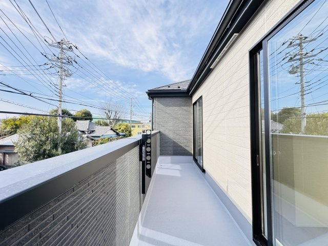 三郷市鷹野５丁目新築戸建【鷹野小学校：8分】のバルコニー|南向きワイドバルコニー・日当たり良好♪