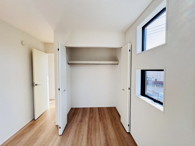 三郷市鷹野５丁目新築戸建【鷹野小学校：8分】の収納|6.5帖洋室収納