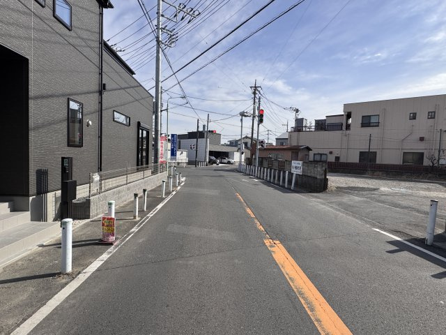 三郷市鷹野５丁目新築戸建【鷹野小学校：8分】の前面道路含む現地写真|南側前面道路・幅員約9.6ｍ
