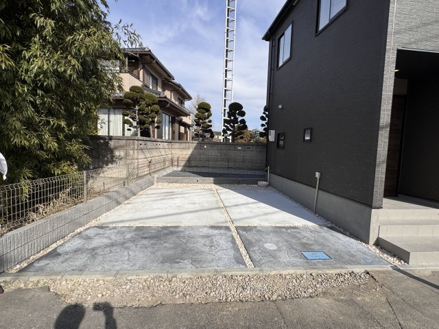 三郷市鷹野５丁目新築戸建【鷹野小学校：8分】の駐車場|駐車スペース・並列2台駐車可