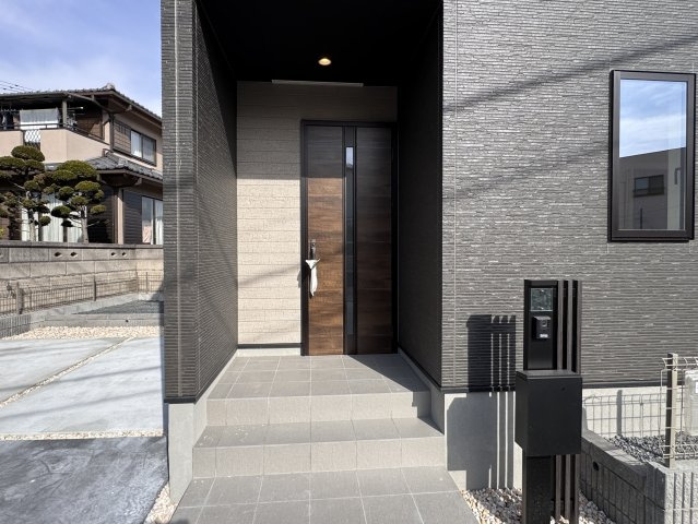 三郷市鷹野５丁目新築戸建【鷹野小学校：8分】のエントランス|エントランス・玄関ポーチ
