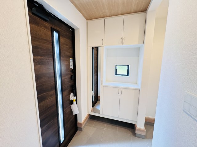 三郷市鷹野５丁目新築戸建【鷹野小学校：8分】の玄関|玄関ホール・ミラー付きシューズボックス