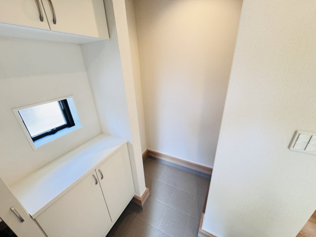 三郷市鷹野５丁目新築戸建【鷹野小学校：8分】の玄関|玄関ホール横・土間収納スペース