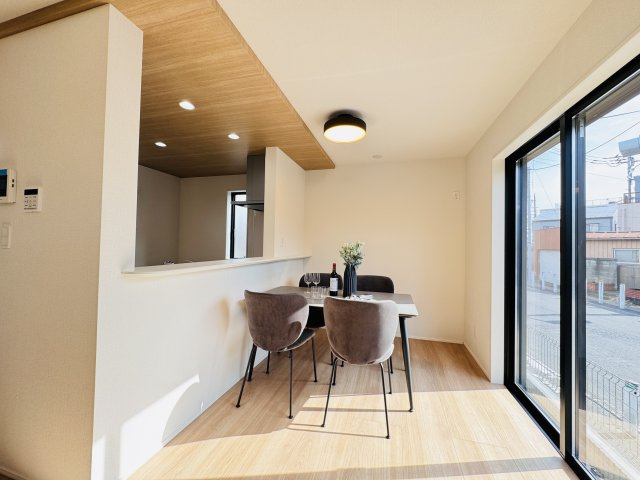 三郷市鷹野５丁目新築戸建【鷹野小学校：8分】の居間・リビング|16帖リビングダイニングキッチン