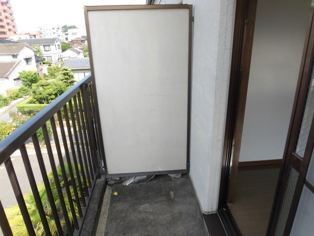 ロックフィル日ノ出のバルコニー|暖かな日差しのふりそそぐバルコニー