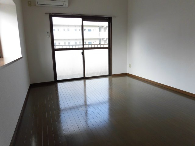 ロックフィル日ノ出の居間・リビング|明るいお部屋ですよ