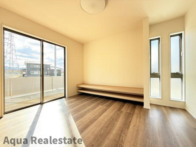 丸亀市三条町の新築一戸建の居間・リビング|ゆったり過ごせるリビングです