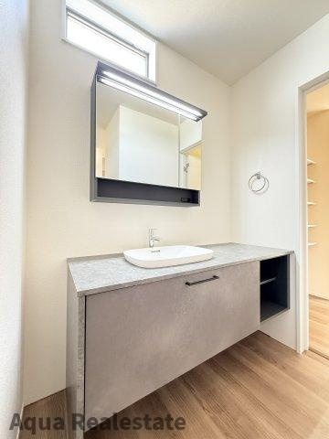 丸亀市三条町の新築一戸建の独立洗面台|独立洗面台、朝の身支度には欠かせません