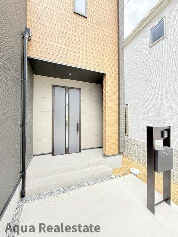 丸亀市三条町の新築一戸建の玄関|明るい玄関です