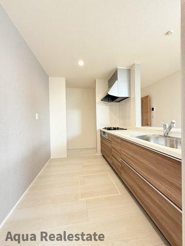 丸亀市三条町の新築一戸建の居間・リビング|デザインが映えるカッコいいキッチン。洗練された空間が料理の魔法を演出し、毎日が特別なひとときへと変わります。ここで繰り広げられるクリエイティブな料理体験は、まさに感動の連続。