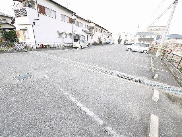 レオパレスエスパールビラの駐車場|駐車場完備です