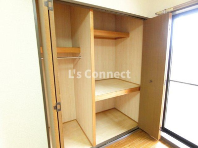 【収納】 | アンソレイエ・ロジュマン | クローゼットと段付き収納でお荷物もすっきりしまえます。