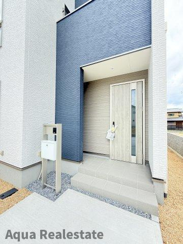 丸亀市三条町の新築一戸建の玄関|収納もある玄関です
