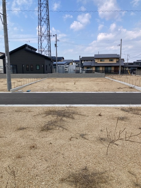 丸亀市三条町の新築一戸建の前面道路含む現地写真|前面道路含む現地写真です