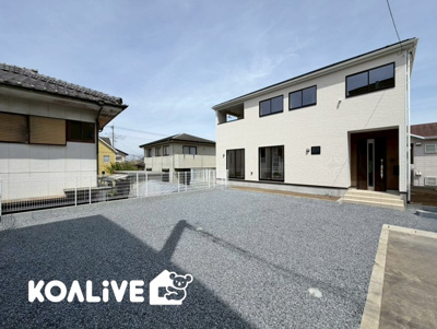 【前面道路含む現地写真】 | 高崎市吉井町吉井川　新築住宅 | 駐車スペース広々！
広いお庭に皆で集まってBBQもできます♪