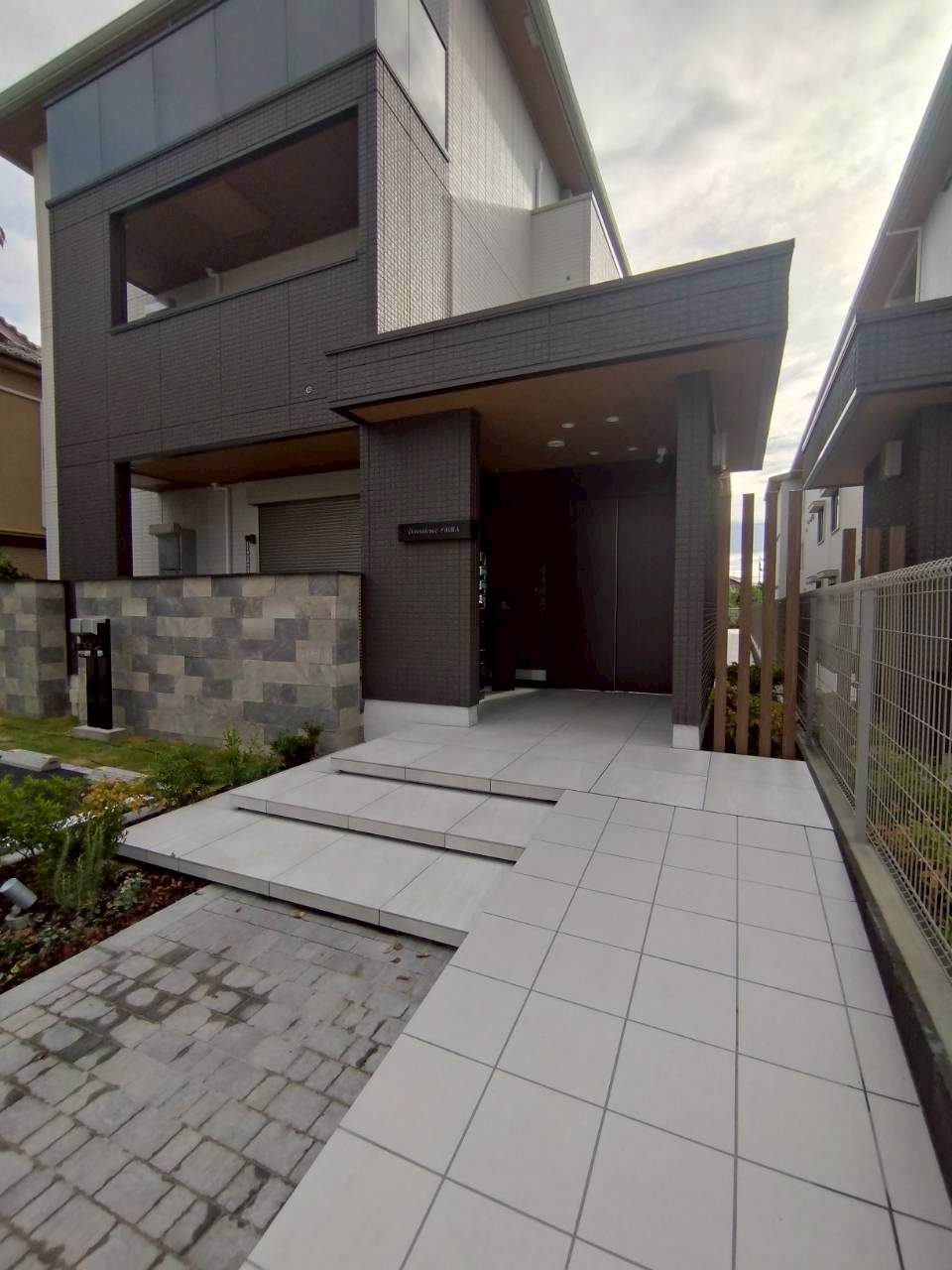 D-residence高槻市下田部A棟のエントランス