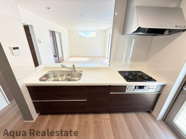 坂出市元町２丁目の新築一戸建のキッチン|デザインが映えるカッコいいキッチン。洗練された空間が料理の魔法を演出し、毎日が特別なひとときへと変わります。ここで繰り広げられるクリエイティブな料理体験は、まさに感動の連続。
