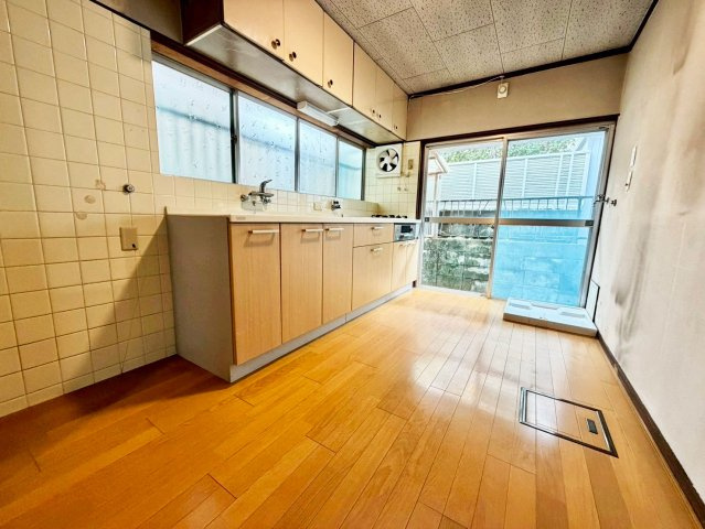 下津林佃の居間・リビング|DK約５．７帖のお部屋です♪
大きな窓があるので換気や空気の入れ替えができます♪開放感のあるダイニング！