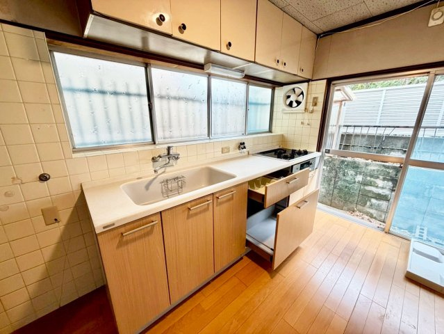 下津林佃のキッチン|壁付キッチンでお部屋を広く有効活用することが出来ます！
窓もあるので臭いもこもりにくい！