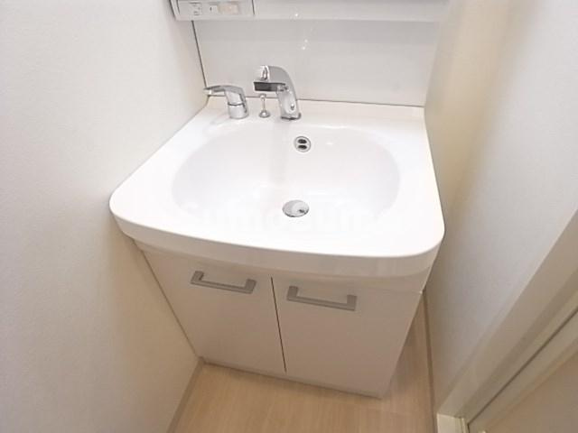 レジュールアッシュアーバンゲートの洗面所|明るい洗面所です